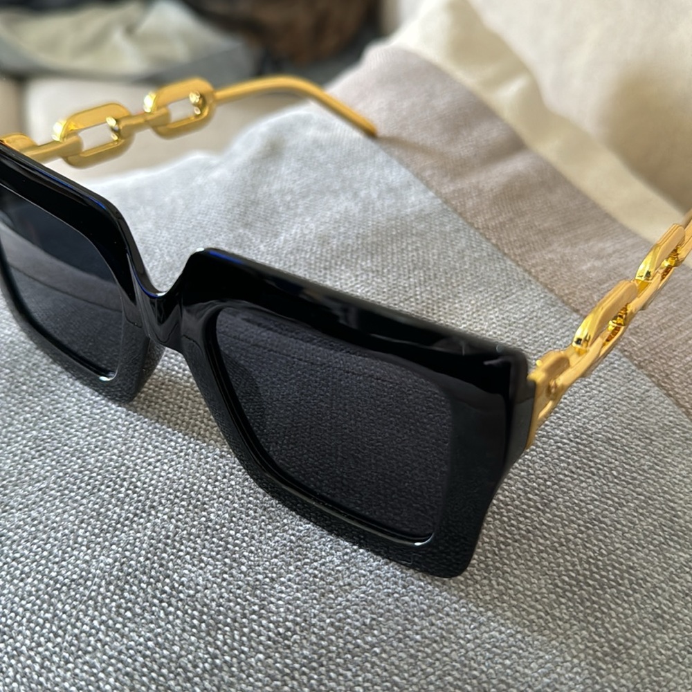 NWT fashion glasses/sunglasses black frame gold blink